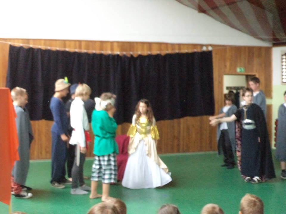 Černokněžník se zakletou princeznou na scéně...