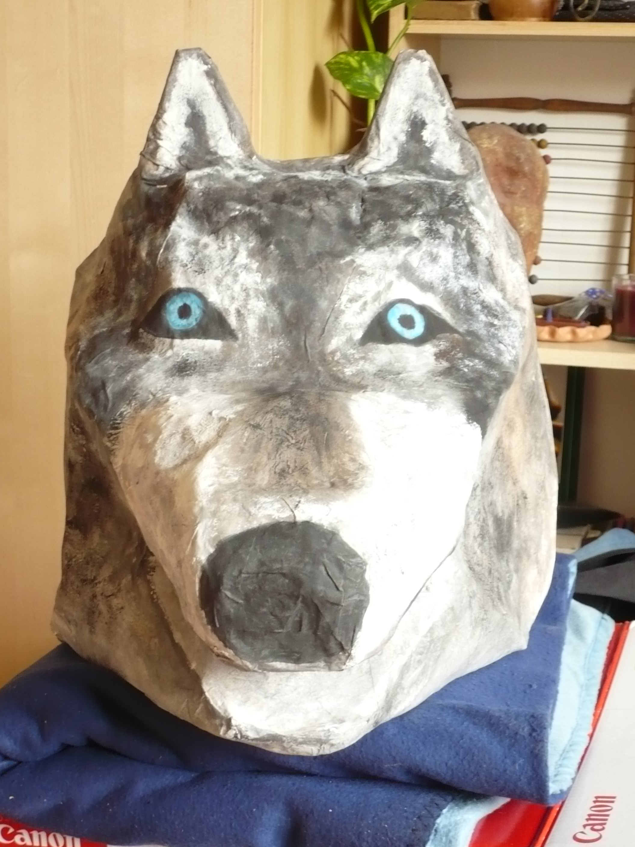 Hlava vlka vysochaná z papíru
